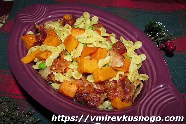 Паста с беконом, зеленым горошком и сладкой картошкой