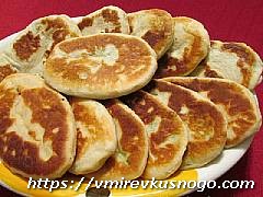 жареные пирожки на сковороде