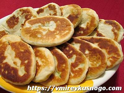 жареные пирожки на сковороде