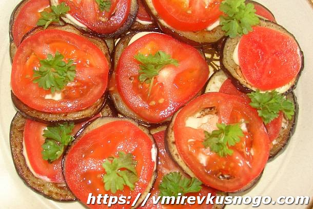 Баклажаны с помидорами и чесноком