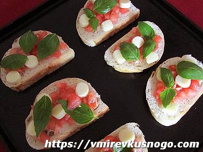 брускетта  с помидорами