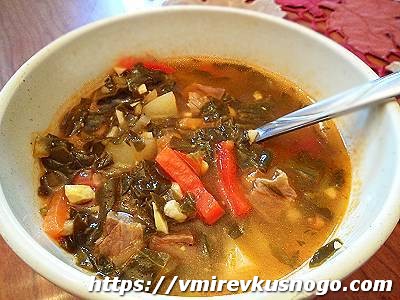 зеленый борщ с яйцом