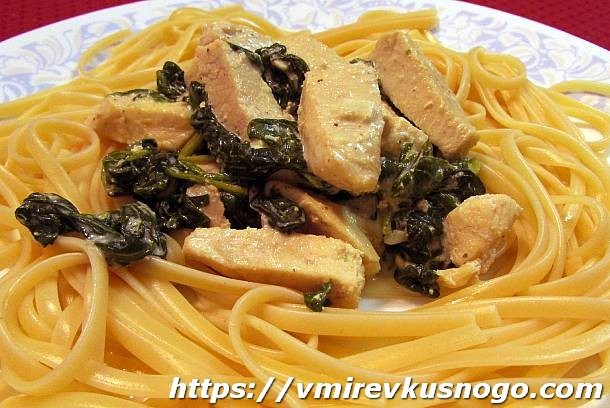 Куриное филе в соусе из шпината
