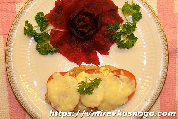 Отбивная под помидором и сыром