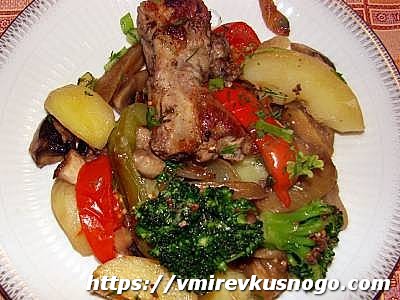 Свиные ребрышки с овощами в духовке свиные ребрышки с картошкой и овощами