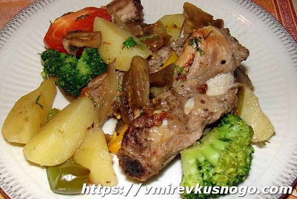 Свиные ребрышки с овощами