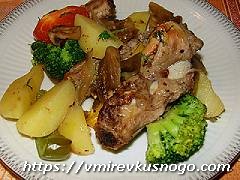 свиные ребрышки с картошкой и овощами