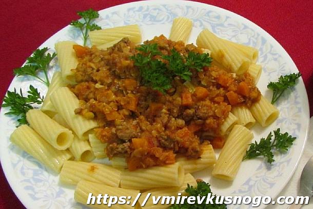 Паста с рагу из чечевицы
