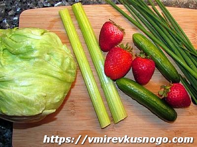 салат с клубникой