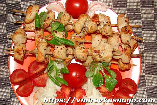 Мясо на деревянных шпажках