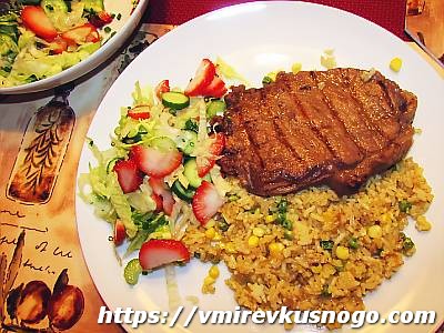 салат с клубникой и отбивной