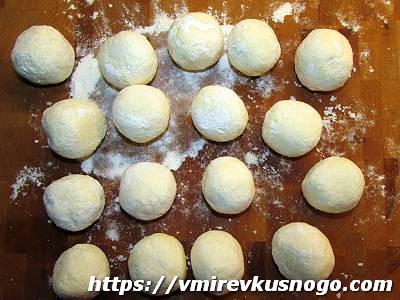 Ленивые вареники с вишней перед приготовлением домашние вареники