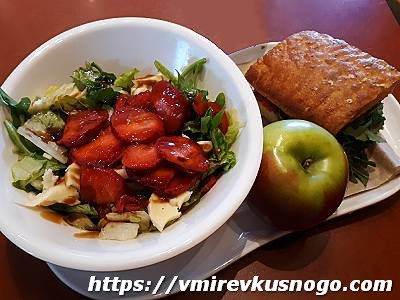 Зеленый салат с клубникой и сыром и бутербродом рецепт салат с клубникой