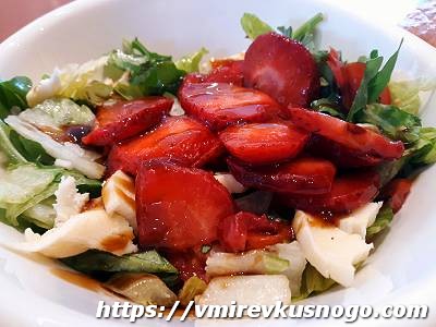 Зеленый салат с клубникой и сыром рецепт салат с клубникой